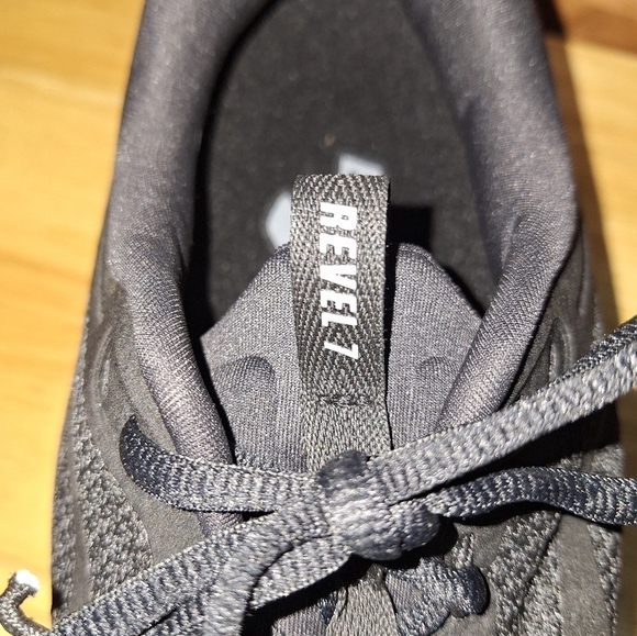 Brooks Revel 7 Men\'s Black Running Shoes In A Size 12.5D. New With A Flaw main image 10